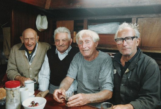 W Hawrze:spotkanie na "Marii". Od lewej:Dawid Walsh,L. Jacob,"Popof"- Francis Dumarski i kpt. Ludomir Mączka.